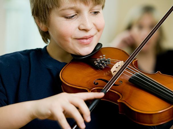 TẠI SAO NGƯỜI MỚI HỌC VIOLIN KÉO VĨ HAY BỊ XƯỚC TIẾNG VÀ CÁCH KHẮC PHỤC