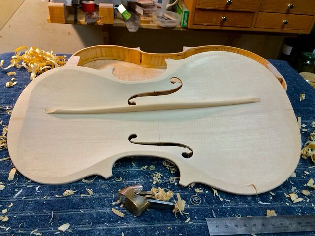 TẠI SAO CÂY ĐÀN VIOLIN BÉ NHỎ LẠI CÓ THỂ PHÁT RA ÂM LƯỢNG KHỔNG LỒ?