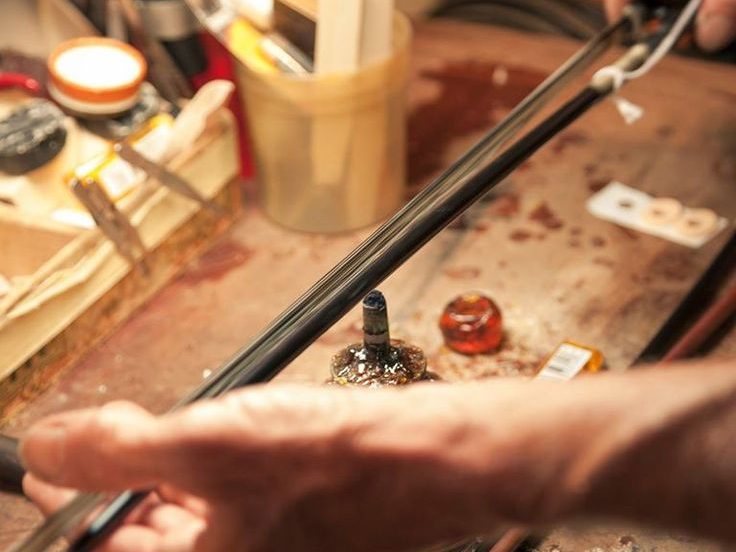 TẠI SAO VĨ VIOLIN LẠI CONG “NGƯỢC” VÀ PHẢI TRẢI QUA NGHI THỨC HƠ LỬA ĐÈN DẦU?