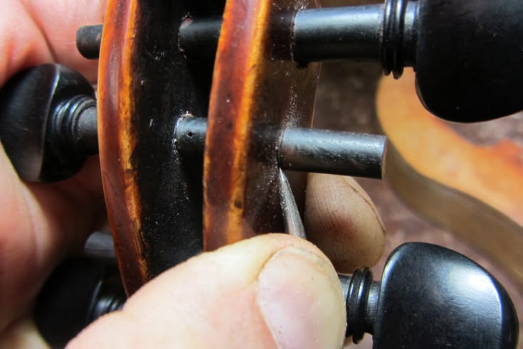 TẠI SAO CHỐT LÊN DÂY VIOLIN LẠI BẰNG GỖ MÀ KHÔNG DÙNG KHÓA BÁNH RĂNG NHƯ GUITAR?