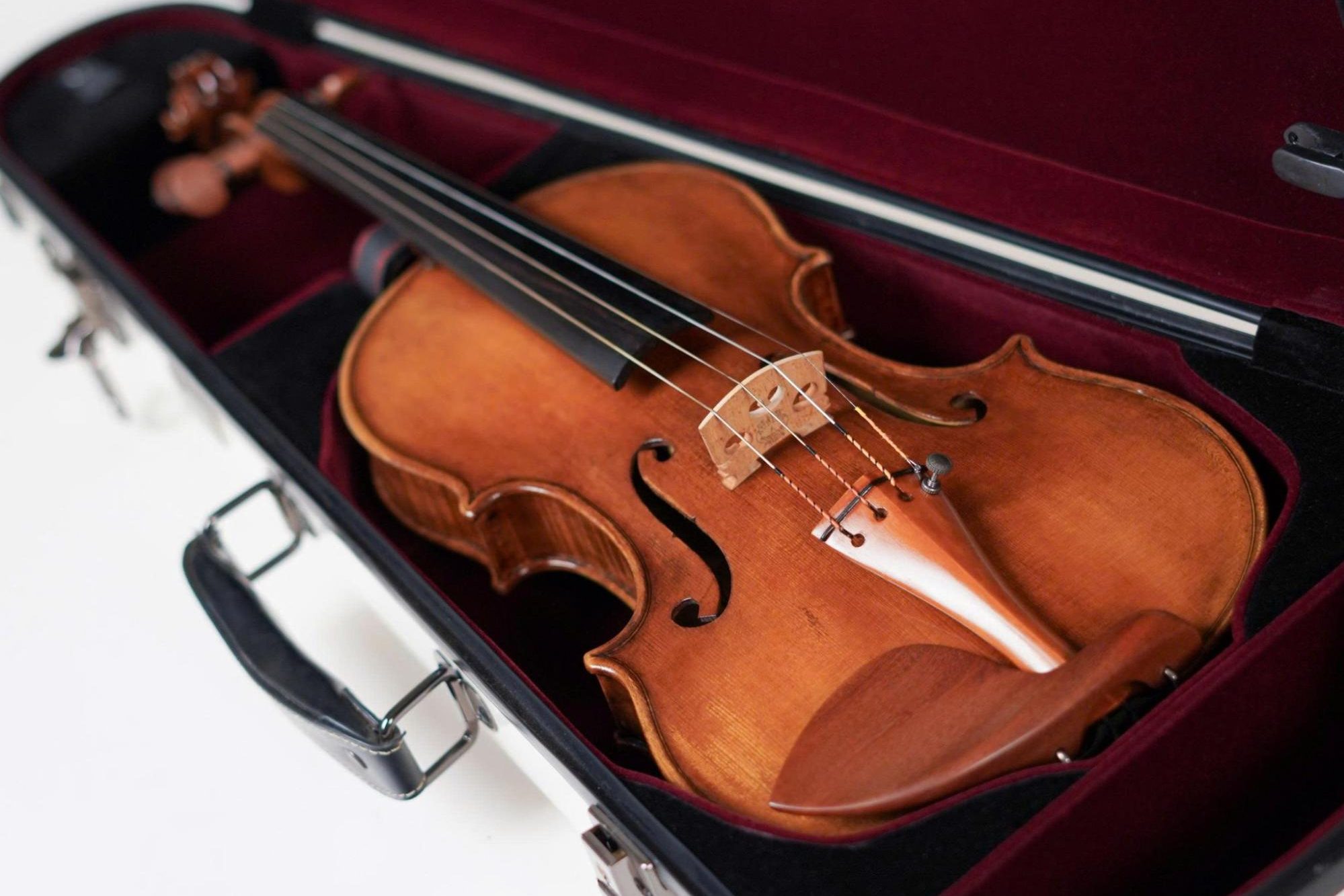SỨC HÚT VƯỢT THỜI GIAN CỦA ĐÀN VIOLIN CHÂU ÂU CŨ: BÍ ẨN ÂM THANH & GIÁ TRỊ SƯU TẦM